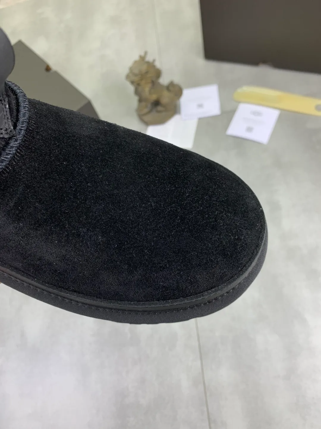 Men's men's shoes 💰P500 New top version UGG 2025 autumn and winter high-top new casual shoes new series Ansley Mules Fashionable and comfortable shallow flat slip-on casual loafers ✨ Classic suede cowhide with 10mm wool lining Insole suede collar Soft and comfortable ❤️ Decorated with UGG classic heat embossed brand logo on the back side Full texture Lightweight rubber sole Anti-slip, wear-resistant and comfortable Color: Black Brown Size: 39-45